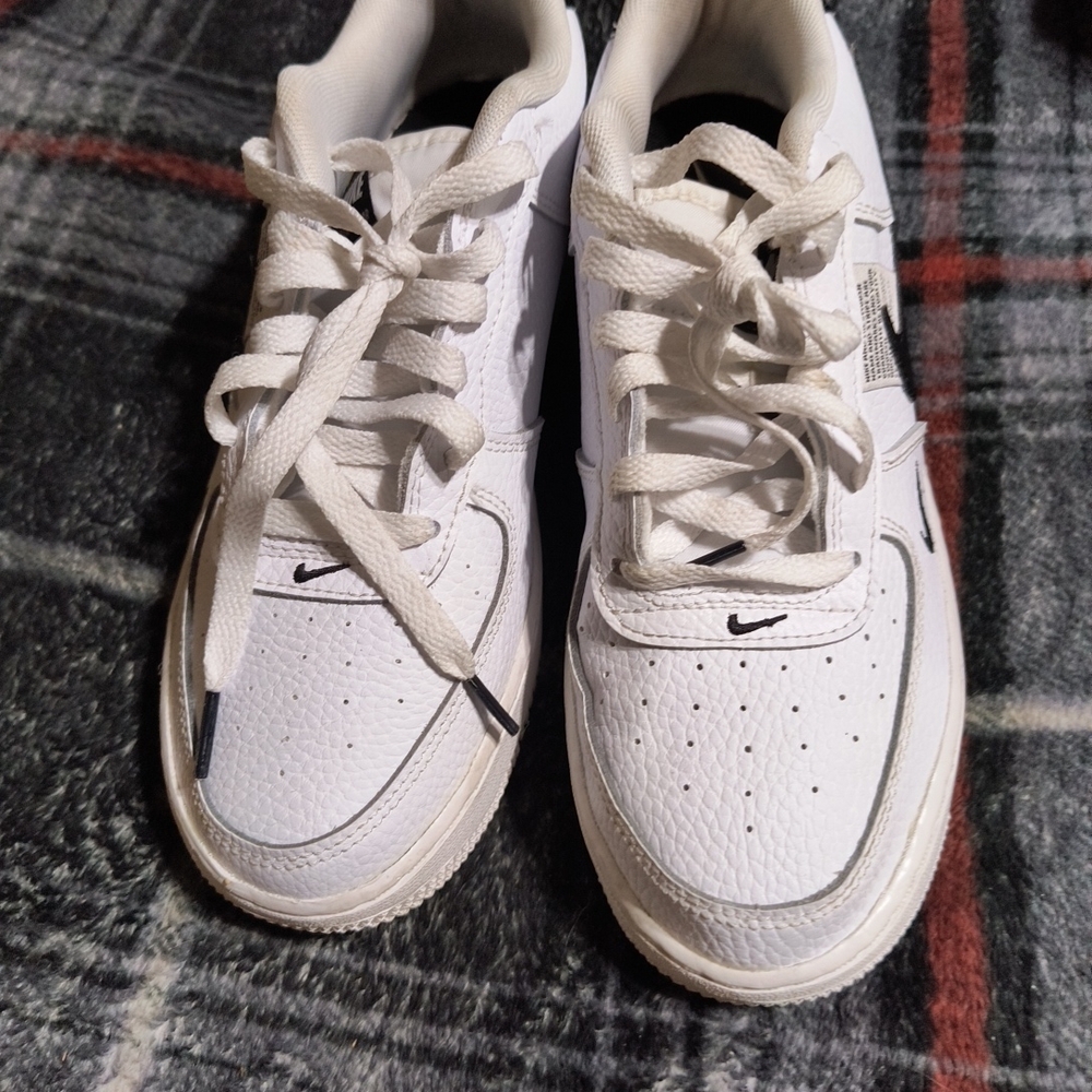 Nike White Leather Low-Top Sneakers with Black Swoosh